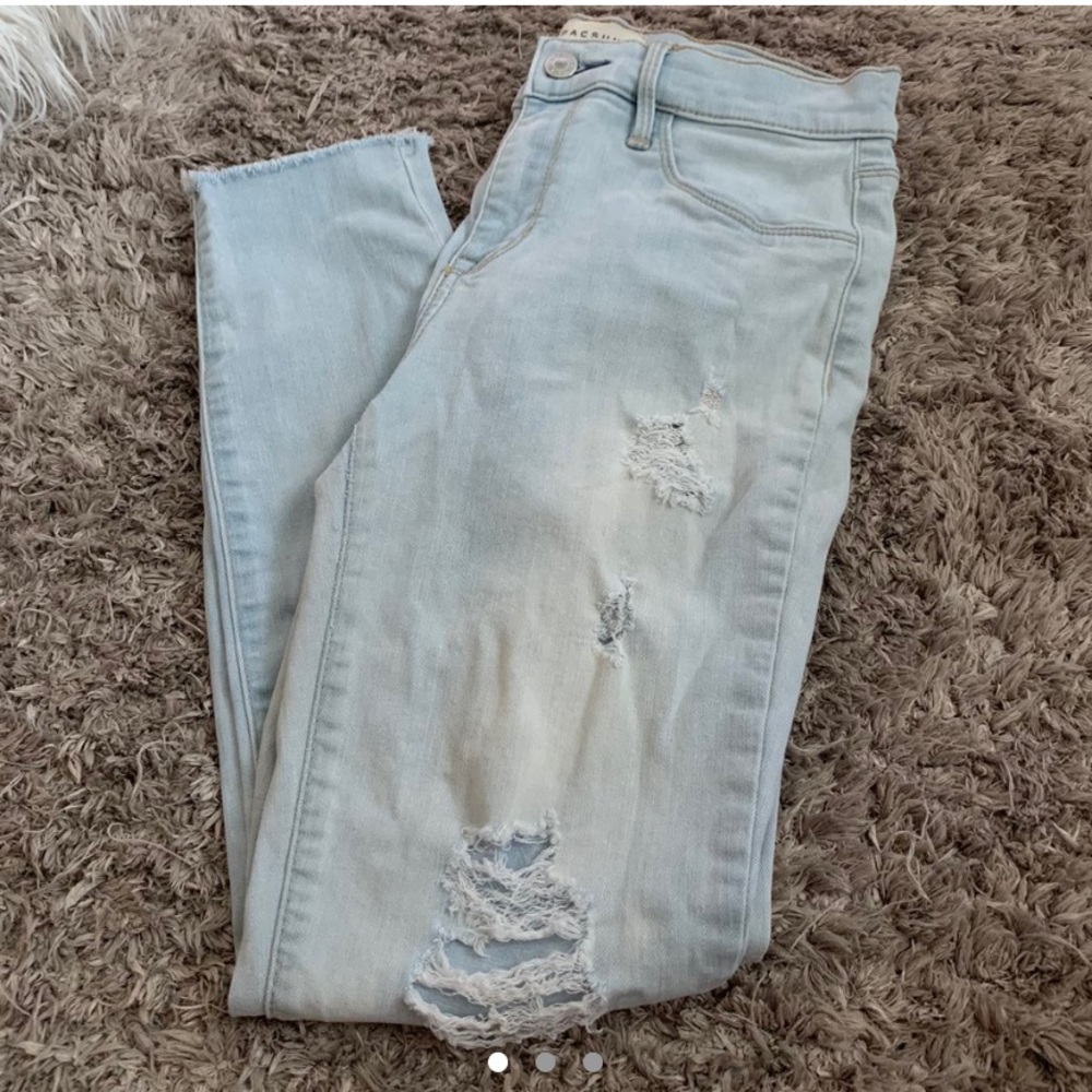 light wash distressed skinny jeans